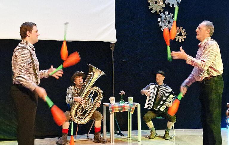 Viel zu lachen gab es bei humoristischen und kabarettistischen Einlagen: Hier prosteten sich die Lehrer Wolfgang Cimander (Tuba) und Jochen Schmitt (Akkordeon) im Biergarten zu, Harry Hirsch und sein Assistenten schwangen die Keulen und das Tanzbein. Viel zu lachen gab es bei humoristischen und kabarettistischen Einlagen: Hier prosteten sich die Lehrer Wolfgang Cimander (Tuba) und Jochen Schmitt (Akkordeon) im Biergarten zu, Harry Hirsch und sein Assistenten schwangen die Keulen und das Tanzbein.