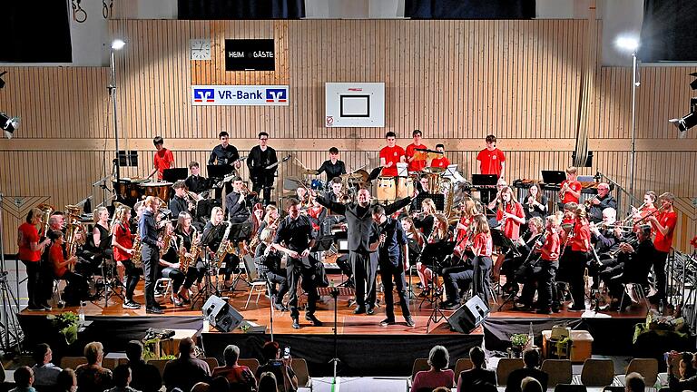 Der Musikverein Waigolshausen mit den ff-Kids unter der Leitung von Bernhard Müßig beim gemeinsamen Konzertabschluss. Der Musikverein Waigolshausen mit den ff-Kids unter der Leitung von Bernhard Müßig beim gemeinsamen Konzertabschluss.