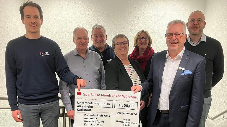 Sitzmöbel für das Altenheim sollen mit der Spende von Imhof Hartchrom angeschafft werden: Familie Imhof bei der Spendenübergabe an Vertreter vom Freundeskreis der Otto-und-Anna-Herold-Altenheimstiftung.