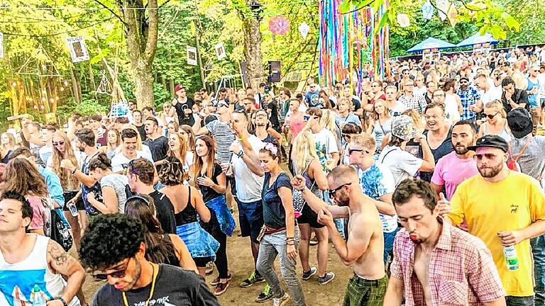 Zu laute Musik am Almrösl - Massiv genervt waren Deutschhof-Bewohner von der DJ-Party „Verlauf dich nicht“ am Samstag in der Gaststätte Almrösl. Laut Ordnungsreferent Jan von Lackum wurde die erlaubte Lautstärke von höchstens 80 Dezibel für längere Zeit deutlich überschritten. Von 9.30 bis 22.30 Uhr sei „der Stadtteil Deutschhof mit Beatmusik von entsprechend störender Lautstärke besonders der Basstöne beschallt worden“, schreibt ein Anwohner der Nussbergstraße dem Ordnungsamt der Stadt und dieser Zeitung. Zum Abend hin sei der Schallpegel noch einmal erheblich gestiegen. Selbst bei geschlossenem Fenster habe man kaum die Abendnachrichten in Fernseher verfolgen können. Der Mann bittet die Stadt „dringlich“, bei künftigen Freiluftveranstaltungen Auflagen zur zulässigen Schallemission zu machen und diese auch zu überwachen. Eins solche Emissionsschutzauflage, sagt Ordnungsreferent Jan von Lackum dieser Redaktion, habe es für den Veranstalter sehr wohl gegeben: Maximal 80 Dezibel hätte die Lautstärke betragen dürfen, doch dieser Wert sei laut Messungen der Polizei teils erheblich überschritten worden. Unter dem Titel „Verlauf dich nicht“ fand laut von Lackum die Open-Air-Party auf dem Waldgelände am Almrösl nach dem Auftakt im vergangenen Jahr heuer zum zweiten Mal statt. Veranstalter: der Stattbahnhof. Bei der Polizei seien mehrere Beschwerden von Anwohnern eingegangen, so der Ordnungsreferent. Diese werde eine Ordnungswidrigkeitsanzeige vorlegen und die Stadt dann prüfen, ob sie dem Veranstalter ein Bußgeld auferlegt. Der Vorfall könne unter Umständen auch die Folge haben, dass eine solche Veranstaltung nächstes Jahr nicht mehr genehmigt wird, so von Lackum. Zu laute Musik am Almrösl - Massiv genervt waren Deutschhof-Bewohner von der DJ-Party „Verlauf dich nicht“ am Samstag in der Gaststätte Almrösl. Laut Ordnungsreferent Jan von Lackum wurde die erlaubte Lautstärke von höchstens 80 Dezibel für längere Zeit deutlich überschritten. Von 9.30 bis 22.30 Uhr sei „der Stadtteil Deutschhof mit Beatmusik von entsprechend störender Lautstärke besonders der Basstöne beschallt worden“, schreibt ein Anwohner der Nussbergstraße dem Ordnungsamt der Stadt und dieser Zeitung. Zum Abend hin sei der Schallpegel noch einmal erheblich gestiegen. Selbst bei geschlossenem Fenster habe man kaum die Abendnachrichten in Fernseher verfolgen können. Der Mann bittet die Stadt „dringlich“, bei künftigen Freiluftveranstaltungen Auflagen zur zulässigen Schallemission zu machen und diese auch zu überwachen. Eins solche Emissionsschutzauflage, sagt Ordnungsreferent Jan von Lackum dieser Redaktion, habe es für den Veranstalter sehr wohl gegeben: Maximal 80 Dezibel hätte die Lautstärke betragen dürfen, doch dieser Wert sei laut Messungen der Polizei teils erheblich überschritten worden. Unter dem Titel „Verlauf dich nicht“ fand laut von Lackum die Open-Air-Party auf dem Waldgelände am Almrösl nach dem Auftakt im vergangenen Jahr heuer zum zweiten Mal statt. Veranstalter: der Stattbahnhof. Bei der Polizei seien mehrere Beschwerden von Anwohnern eingegangen, so der Ordnungsreferent. Diese werde eine Ordnungswidrigkeitsanzeige vorlegen und die Stadt dann prüfen, ob sie dem Veranstalter ein Bußgeld auferlegt. Der Vorfall könne unter Umständen auch die Folge haben, dass eine solche Veranstaltung nächstes Jahr nicht mehr genehmigt wird, so von Lackum.