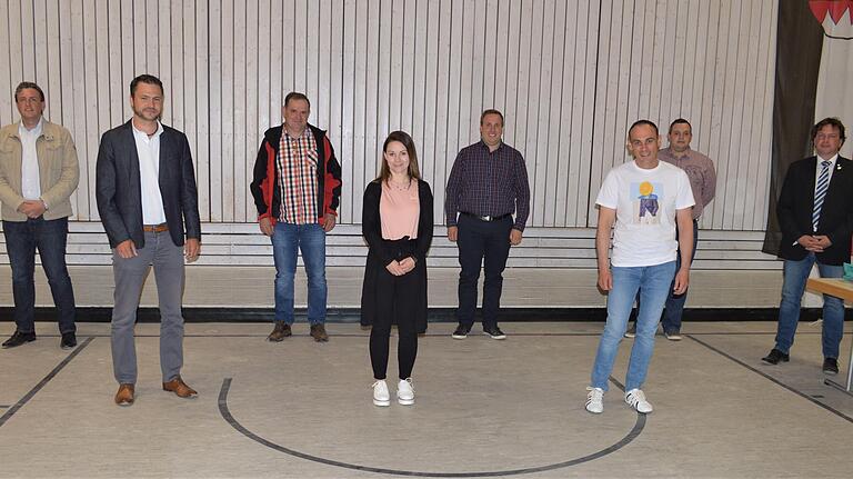 Wurden von Bürgermeister Jürgen Heusinger (rechts) vereidigt: die neuen Sulzfelder Gemeinderäte André Storath (von links), Harald Stirzel, Reinhard Bischof, Julia Gräf, Christian Eckert, Thomas Hartmann und Thomas Schmitt. Wurden von Bürgermeister Jürgen Heusinger (rechts) vereidigt: die neuen Sulzfelder Gemeinderäte André Storath (von links), Harald Stirzel, Reinhard Bischof, Julia Gräf, Christian Eckert, Thomas Hartmann und Thomas Schmitt.
