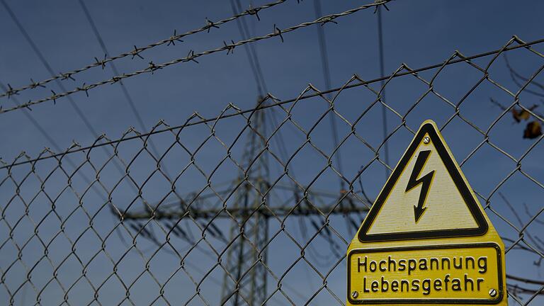 Gegen neue Strommasten bei Bergrheinfeld machen sich die Kreisgrünen stark. Ebenso wie CSU-Bundestagsabgeordnete Anja Weisgerber. Dennoch kritisieren die Grünen sie und die CSU. Gegen neue Strommasten bei Bergrheinfeld machen sich die Kreisgrünen stark. Ebenso wie CSU-Bundestagsabgeordnete Anja Weisgerber. Dennoch kritisieren die Grünen sie und die CSU.