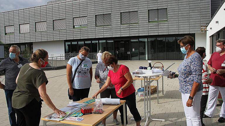 Reges Interesse am Stand von ver.di. Mitarbeiter der Klinik Kitzinger Land haben am Mittwoch ihre Solidarität für die Forderungen der Gewerkschaft bekundet. Fotos: Ralf Dieter