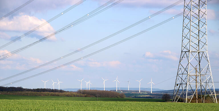Schwebenried ist bereits heute von 39 Windrädern umgeben. Gegen den Bau einer Windkraftanlage im Waldgebiet wehren sich die Bewohner und schlagen vor, die bereits bestehende Anlage auf der 'Schraudenbacher Höhe' zu erweitern. Schwebenried ist bereits heute von 39 Windrädern umgeben. Gegen den Bau einer Windkraftanlage im Waldgebiet wehren sich die Bewohner und schlagen vor, die bereits bestehende Anlage auf der 'Schraudenbacher Höhe' zu erweitern.