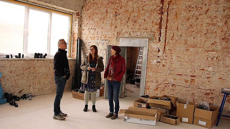 Bei der Baustellen-Besichtigung bespricht Architekt Horst Erbshäußer mit Eva Köpf und Annika Reith-Herrmann Details. Bei der Baustellen-Besichtigung bespricht Architekt Horst Erbshäußer mit Eva Köpf und Annika Reith-Herrmann Details.