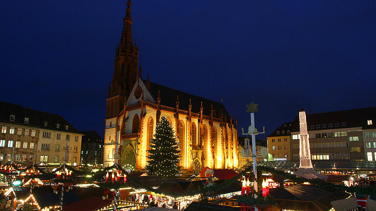 54261794.jpg       -  Wir haben alle Infos über die Weihnachtsmärkte 2023 in Unterfranken für Sie inklusive Orte, Termine und Öffnungszeiten. Im Bild: Die Marienkapelle und der Weihnachtsmarkt Würzburg.