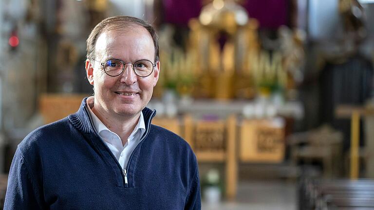 Der neue Weihbischof Paul Reder steht vor dem Altar mit den Reliquien des seligen Liborius Wagner in der Pfarr- und Wallfahrtskirche St. Laurentius in Heidenfeld.