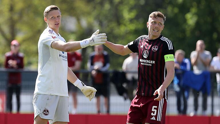 Der Schweinfurter Jan Reichert (links, mit Fabian Menig) könnte als neue Nummer eins des 1. FC Nürnberg in die kommende Zweitliga-Saison gehen.