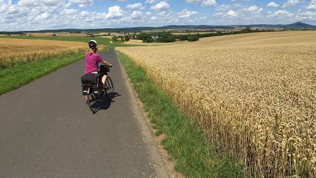 Weitblick: Wie hier bei Höchheim hat man als Radfahrer eine gute Aussicht auf das Grabfeld und die umliegenden Mittelgebirge wie Rhön und Haßberge. Weitblick: Wie hier bei Höchheim hat man als Radfahrer eine gute Aussicht auf das Grabfeld und die umliegenden Mittelgebirge wie Rhön und Haßberge.