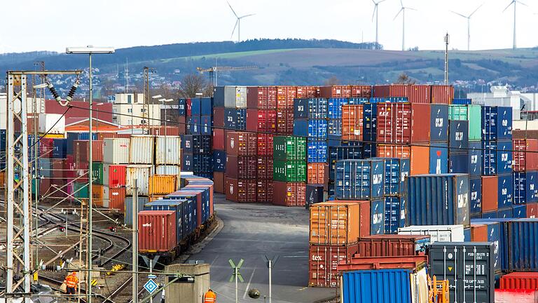 Blick von der Franz-Josef-Strauß-Brücke auf das Containerterminal.