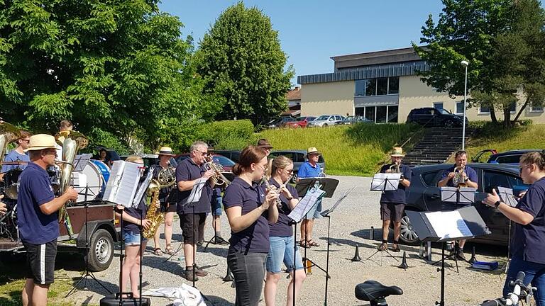 Standkonzert des Jugendmusikvereins Aura am vergangenen Wochenende.       -  Standkonzert des Jugendmusikvereins Aura am vergangenen Wochenende.