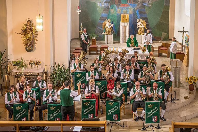 Die Blaskapelle Stadelschwarzach war dank zahlreicher ehemaliger Musikerinnen und Musiker in ihren Reihen ein stattlicher Klangkörper bei Sonntagsgottesdienst.