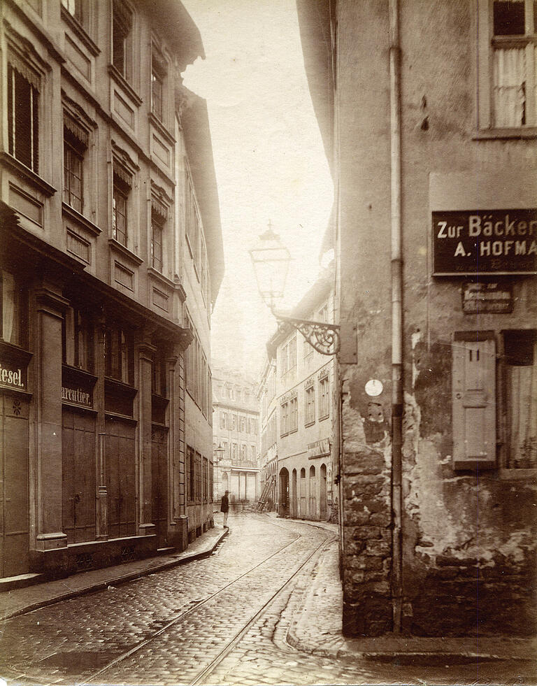 Die Würzburger Schönbornstraße im Jahr 1891. Damals hieß sie Sandgasse und war noch nicht verbreitert.