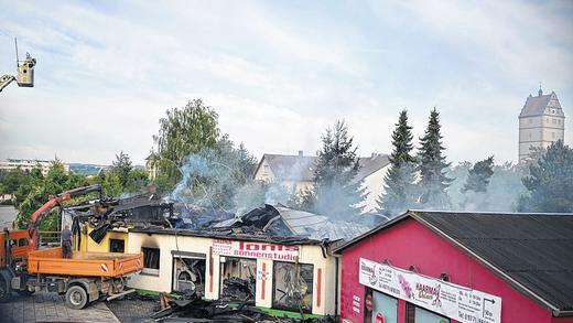 Rauchende Ruinen: Nach dem Großbrand in der Nacht von Dienstag auf Mittwoch, begann am Mittwochmorgen das große Aufräumen.