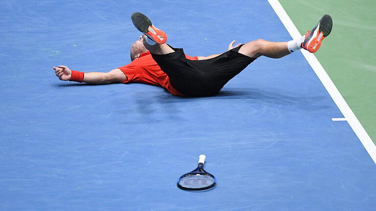 Überwältigt       -  Der Belgier Steve Darcis sank nach seinem Sieg über Alexander Zverev zu Boden. Foto: Arne Dedert