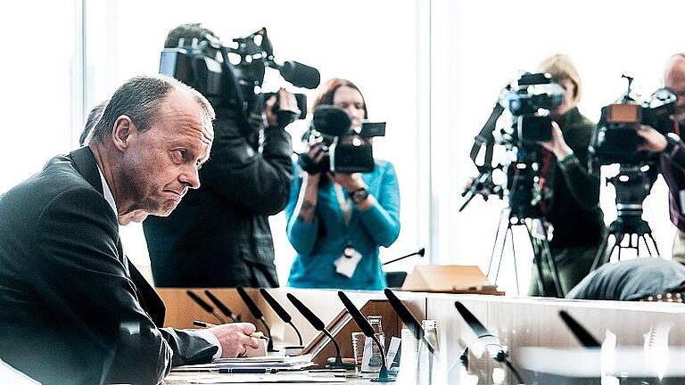 Pressekonferenz Friedrich Merz       -  Friedrich Merz hat seine eigene Partei regelrecht elektrisiert &ndash; aber auch die CSU könnte mit ihm als CDU-Chef gut leben. Das Rennen um Angela Merkels Nachfolge an der CDU-Spitze ist jedenfalls eröffnet. Hinter den Kulissen werden die eigenen Truppen gesammelt &ndash; und erste programmatische Pflöcke eingeschlagen.