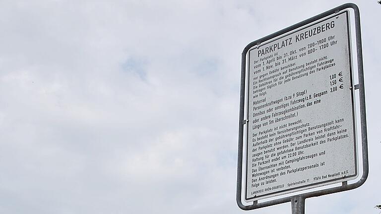 Das alte Schild am Parkplatz des Kloster Kreuzbergs (Archivfoto), welches auf die bis zuletzt geltenden Gebühren hingewiesen hat, hat ausgedient. Das alte Schild am Parkplatz des Kloster Kreuzbergs (Archivfoto), welches auf die bis zuletzt geltenden Gebühren hingewiesen hat, hat ausgedient.