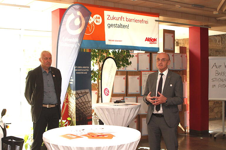 Landrat Wilhelm Schneider (rechts) und Behindertenbeauftragter Edwin Oppelt bei der Eröffnung der Ausstellung 'Zukunft barriere-frei gestalten'