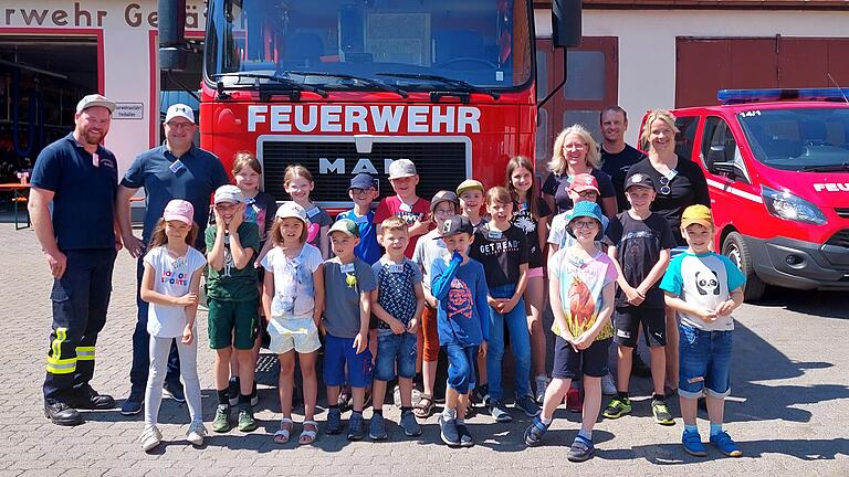 Die Kinder der Kinderfeuerwehren Bastheim mit stv. Kommandant Jochen Krämer, Bürgermeister Tobias Seufert, Betreuerin Manuela Karl, Kommandant Sebastian Karl, Betreuerin Carolin Krämer.