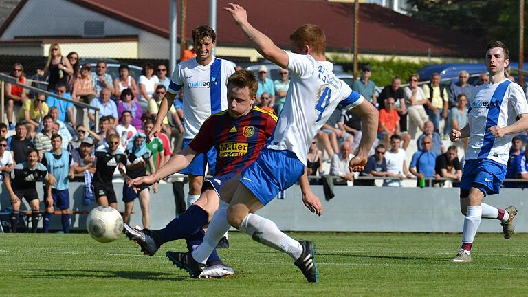 Joachim Hupp (hinten) ahnt Schlimmes: Tobias Lechner kommt zu spät gegen Stürmer Fabian Biegler. Die FG Marktbreit-Martinsheim spielte 2016 in der Landesliga-Relegation gegen den TuS Feuchtwangen. Rechts im Bild: Joachim Barthel, heute Trainer der (SG) SV Gelchsheim.