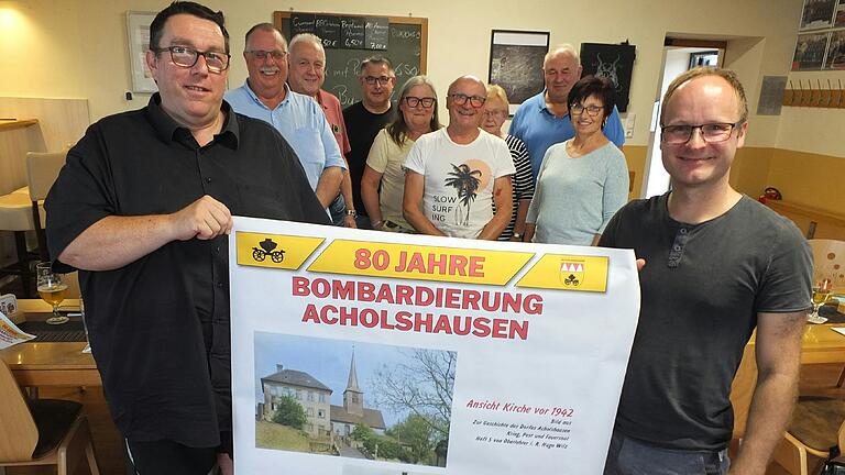 Zehn Tafeln an den originalen Schauplätzen dokumentieren die Zerstörung durch die Bombardierung von Acholshausen. Auf dem Bild die Mitglieder der Interessengemeinschaft, vorne von links Uwe Binder und Benedikt Körner, dahinter Gary McAllen, Wolfgang Rhein, Jürgen Kemmer, Aldia Fries, Burkard Körner, Helga Englert, Hubert Popp und Margarete Barthel.