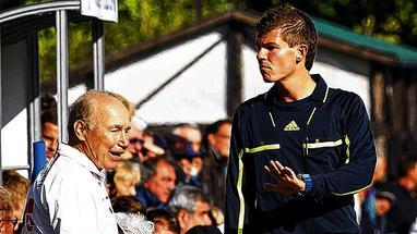 Kleiner Mann, große Fußball-Leidenschaft: Karsten Wettberg kommt mit seinem SV Seligenporten an diesem Samstag an den Dallenberg.