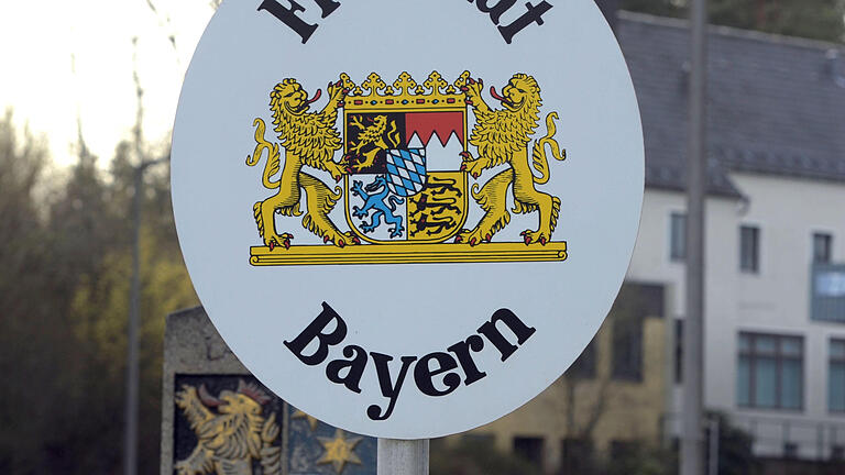 Freistaat Bayern       -  ARCHIV - Ein Schild mit dem Wappen des Freistaats Bayern, aufgenommen am 11.04.2011 in Waidhaus (Oberpfalz) am deutsch-tschechischen Grenzübergang. Foto: Armin Weigel dpa