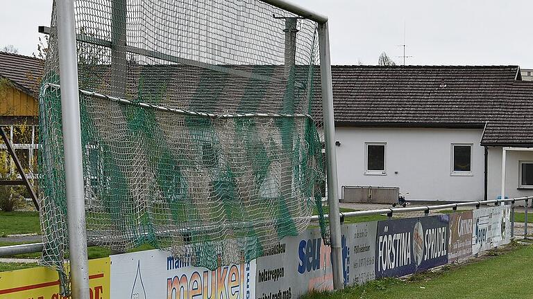 Zunächst bis 23. März bleiben Fußballtore auch in Rhön-Grabfeld an den Haken. Der Bayerische Fußball-Verband hat den Spielbetrieb wegen des sich ausbreitenden Coronavirus vorerst eingestellt. Zunächst bis 23. März bleiben Fußballtore auch in Rhön-Grabfeld an den Haken. Der Bayerische Fußball-Verband hat den Spielbetrieb wegen des sich ausbreitenden Coronavirus vorerst eingestellt.