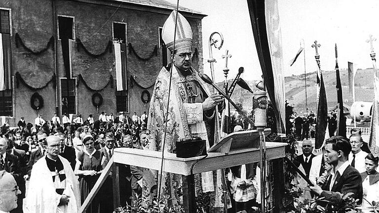 Der Einweihung der Ochsenfurter Zuckerfabrik durch Bischof Julius Döpfner am 28. Juni 1953 war ein Eklat mit dem Vertreter der evangelischen Kirche, Dekan Wilhelm Schwinn, vorausgegangen.