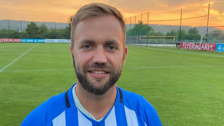 Sven Krönlein ist der neue Spielertrainer der SG Randersacker und Nachfolger von Okan Delihasan. Hinter ihm: der Hauptplatz der Sportanlage am Sonnenstuhl. Die Bedingungen seien hervorragend, findet der 34-Jährige. In der Kreisklasse will er in dieser Saison 'um den Aufstieg mitspielen'.