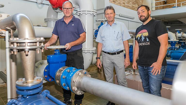 Die Trinkwasserversorgung in Bad Königshofen ist gefährdet, sagen (von links) Wassermeister Michael Müller, Bürgermeister Thomas Helbling und Christian Kick, Verwaltungsleiter des Wasserzweckverbands. Die Trinkwasserversorgung in Bad Königshofen ist gefährdet, sagen (von links) Wassermeister Michael Müller, Bürgermeister Thomas Helbling und Christian Kick, Verwaltungsleiter des Wasserzweckverbands.