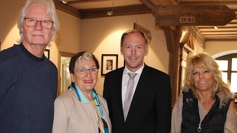 Unser Foto zeigt Herbert Link, Susanne Karres und Gabi Vollhals, die sich im Namen aller Künstlerinnen und Künstler bei OB Stefan Güntner bedanken.