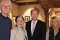 Unser Foto zeigt Herbert Link, Susanne Karres und Gabi Vollhals, die sich im Namen aller Künstlerinnen und Künstler bei OB Stefan Güntner bedanken.