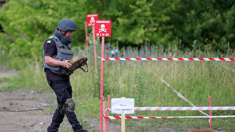 Konferenz zur Minenräumung in der Ukraine       -  Meist müssen Felder Meter für Meter von Hand mit Metalldetektoren abgesucht werden. (Archivbild)