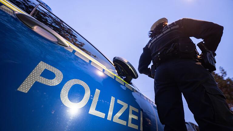 Polizei Symbolbild       -  Betrunken ist ein Lastwagenfahrer in eine Garage gefahren. (Symbolbild)