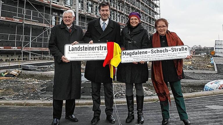 Neue Straßen, neue Straßennamen: Stadtrat Willi Dürrnagel, OB Christian Schuchardt, Stadträtin Barbara Lehrieder und Bürgermeisterin Marion Schäfer-Blake bei der Enthüllung der Schilder. Neue Straßen, neue Straßennamen: Stadtrat Willi Dürrnagel, OB Christian Schuchardt, Stadträtin Barbara Lehrieder und Bürgermeisterin Marion Schäfer-Blake bei der Enthüllung der Schilder.