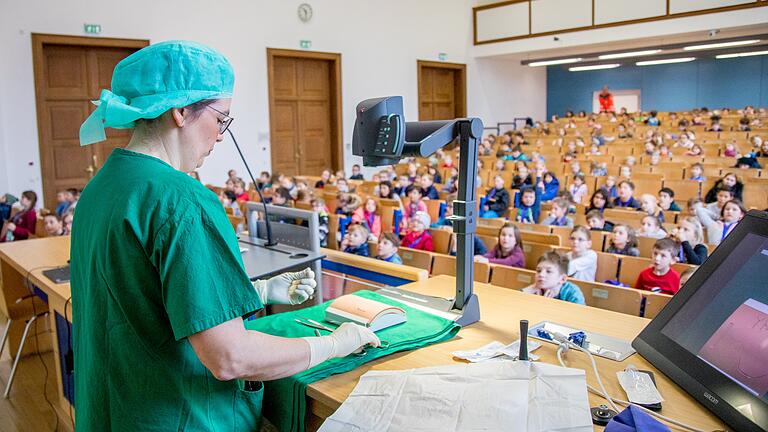 Die Chirurgin Sarah König hielt die Vorlesung der Würzburger Kinderuni. Sie zeigte den 430 Kindern auch, wie Wunden richtig genäht werden. Die Chirurgin Sarah König hielt die Vorlesung der Würzburger Kinderuni. Sie zeigte den 430 Kindern auch, wie Wunden richtig genäht werden. 