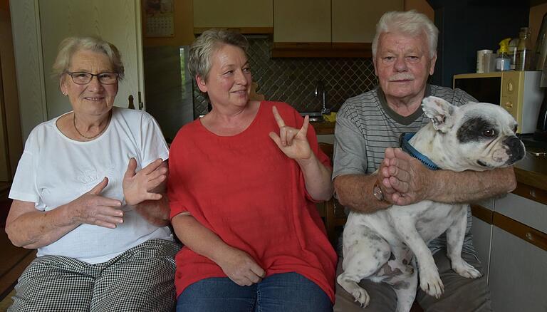 Sabine Jaye (Mitte) mit Mutter Inge und Vater Kurt Scheller. Gemeinsam formen sie die Gebärden für Petition und Inklusion. Sabine Jaye (Mitte) mit Mutter Inge und Vater Kurt Scheller. Gemeinsam formen sie die Gebärden für Petition und Inklusion.
