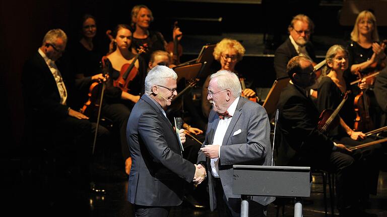 Bruno Forster, Vorsitzender des Theater- und Orchesterfördervereins Würzburg (rechts), übergibt Intendant Markus Trabusch den Förderscheck über 250 000 Euro.