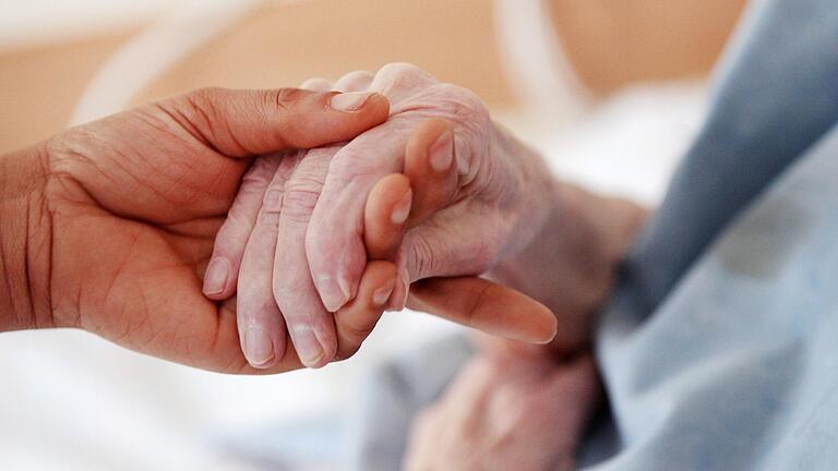 Viele Menschen machen sich wegen des Coronavirus sorgen um Angehörige, die in Pflegeheimen untergebracht sind. Viele Menschen machen sich wegen des Coronavirus sorgen um Angehörige, die in Pflegeheimen untergebracht sind. 