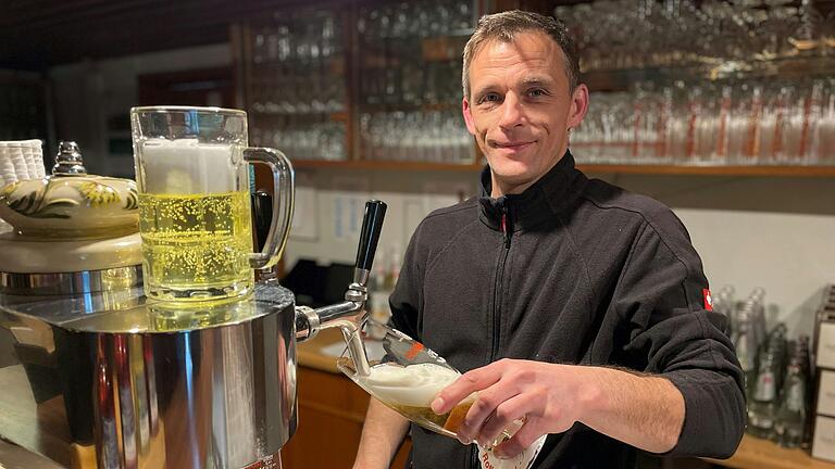 Marcel Schill führt den Berggasthof Rother Kuppe weiter, nachdem seine Exfrau Anja, die bisherige Wirtin, im November 2023 plötzlich starb. Marcel Schill führt den Berggasthof Rother Kuppe weiter, nachdem seine Exfrau Anja, die bisherige Wirtin, im November 2023 plötzlich starb.