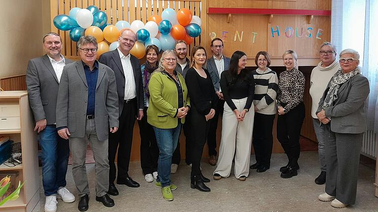 Freuen sich über die Eröffnung der Kids-Gruppe (von links): Matthias Zaworka, Jürgen Montag, Oliver Bruckmann, Ulrike Aumüller, Inge Stephan, Lukas Christ, Nese Kartal, Thorsten Schubert, Laura Fiedler, Tanja Kärpf, Sabrina Neckov, Anette Balschat und Sorya Lippert. Freuen sich über die Eröffnung der Kids-Gruppe (von links): Matthias Zaworka, Jürgen Montag, Oliver Bruckmann, Ulrike Aumüller, Inge Stephan, Lukas Christ, Nese Kartal, Thorsten Schubert, Laura Fiedler, Tanja Kärpf, Sabrina Neckov, Anette Balschat und Sorya Lippert.