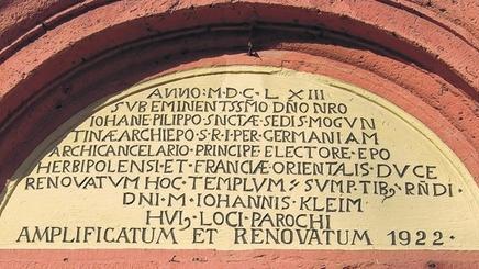 Die Ehrerbietung an Johann Philipp von Schönborn, Bischof in Würzburg und einer der mächtigsten Kirchenfürsten des Reiches, spricht aus der Inschrift über dem Portal der Kirche St. Kilian in Röttingen.