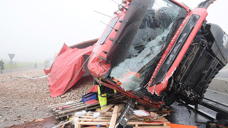 Auf der A3 hat sich am Morgen ein Unfall mit mehreren Lkw ereignet. Die Autobahn musste gesperrt werden.