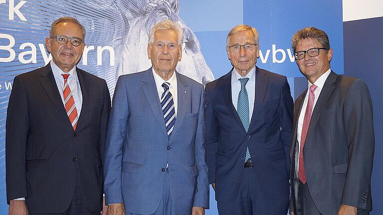 Von links: Wolfgang Fieber, Vorsitzender der vbw-Bezirksgruppe Unterfranken, Ex-Bundesminister Michael Glos, Ex-Bundesminister Wolfgang Clement und Michael Bischof, Geschäftsführer der vbw-Bezirksgruppe Unterfranken.