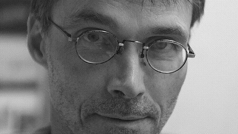 Gerhard Rießbeck wurde 1964 in Lichtenfels geboren. Seinen Lebens- und Schaffensmittelpunkt hat der Maler in Bad Windsheim. Von dort aus führten ihn Reisen nach Norwegen, Island, Grönland, Kamtschatka und Spitzbergen.