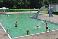 Grünes Wasser und die Natur vor Ort: Im Ebracher Schwimmbad gibt es zwei Becken, ein Nichtschwimmerbecken (vorne) und das Schwimmerbecken.