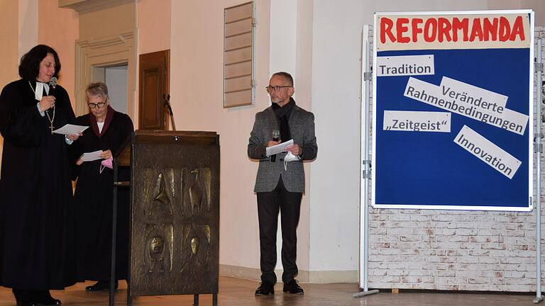 Gedanken zu den drei Begriffen „Ecclesia semper reformanda“ trugen Dekanin Kerstin Baderschneider, Prädikantin Uschi Sattes vom Dekanatsausschuss und Dieter Brückner vom Präsidium der Dekanatssynode zusammen. Gedanken zu den drei Begriffen „Ecclesia semper reformanda“ trugen Dekanin Kerstin Baderschneider, Prädikantin Uschi Sattes vom Dekanatsausschuss und Dieter Brückner vom Präsidium der Dekanatssynode zusammen.