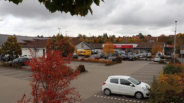 Nur wenn die Lebensmittelmärkte von Aldi und Rewe rechtzeitig das Gelände in der Dagmar-Voßkühler-Straße räumten, könnte die Stadt dort ihren Bildungscampus realisieren.