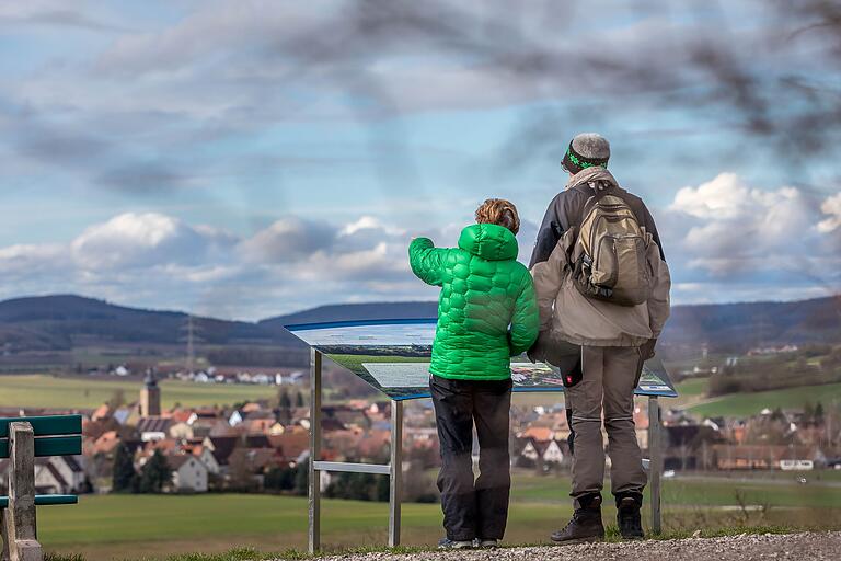 Vom Hutsberg aus hat man einen beeindruckenden Weitblick, hier auf Birkenfeld. Vom Hutsberg aus hat man einen beeindruckenden Weitblick, hier auf Birkenfeld.